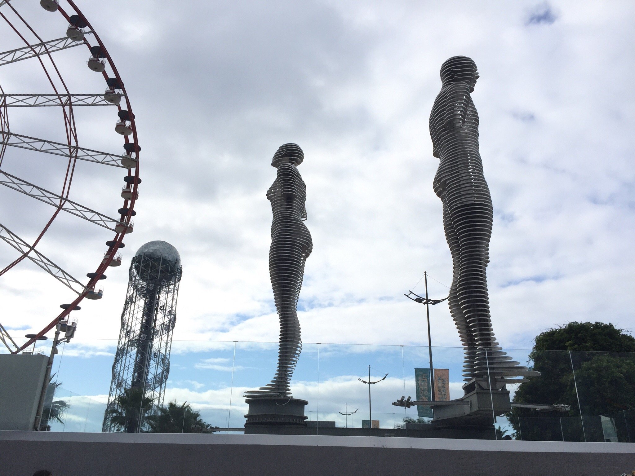 بنای یادبود علی و نینو