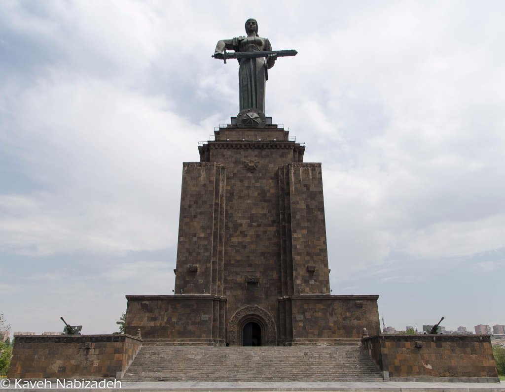 پارک پیروزی و مجسمه مادر