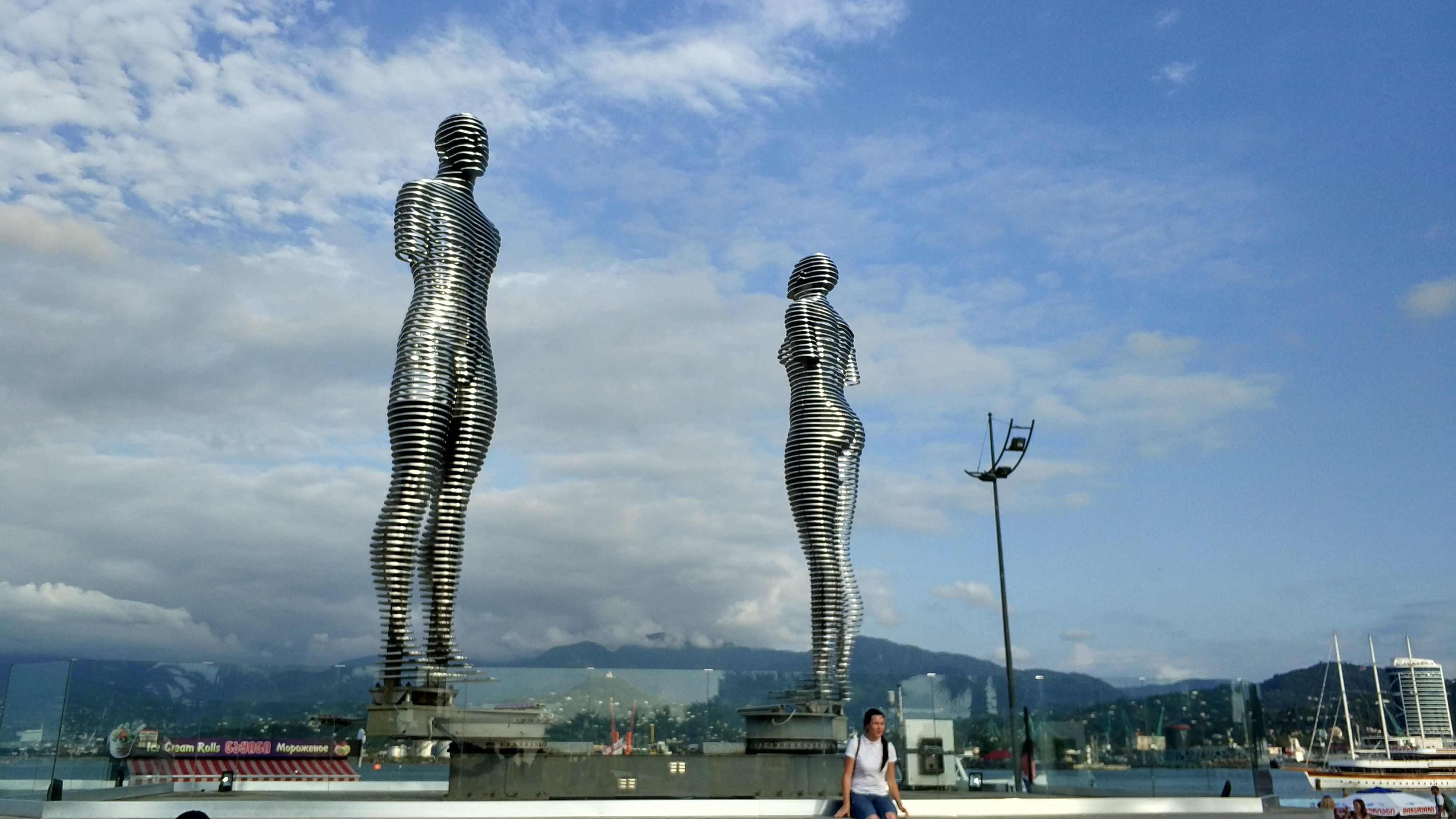 بنای یادبود علی و نینو