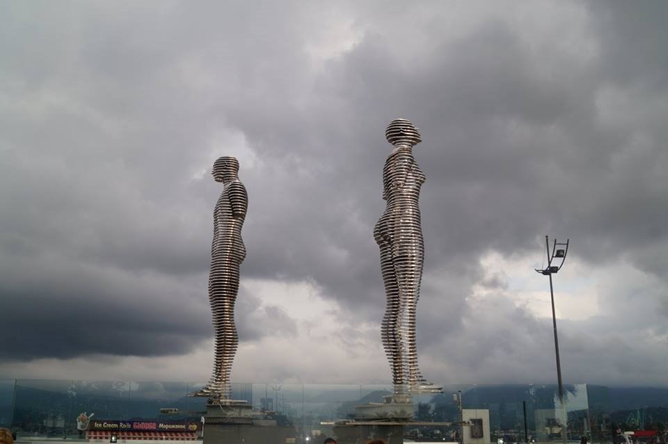 بنای یادبود علی و نینو