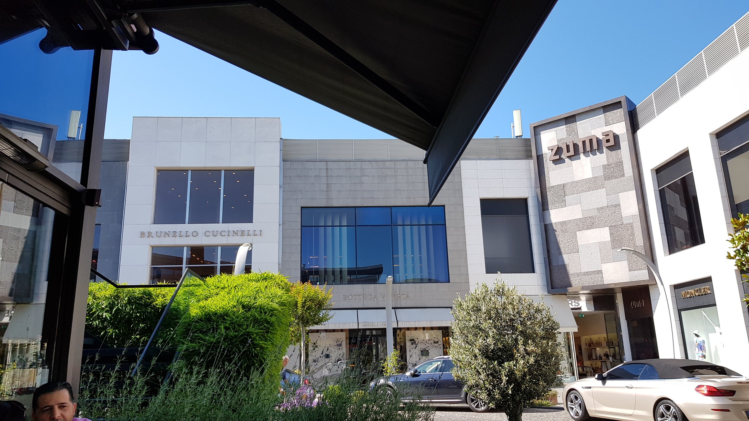 مرکز خرید ایستینیه پارک