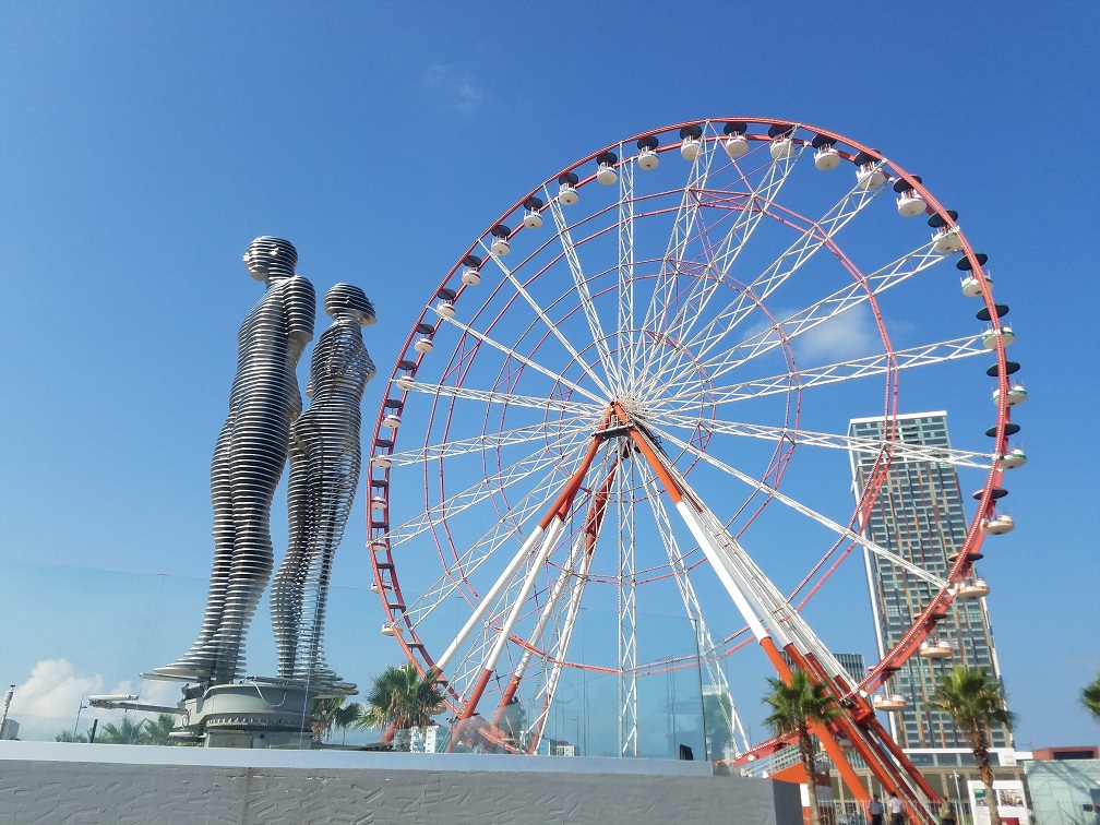 بنای یادبود علی و نینو