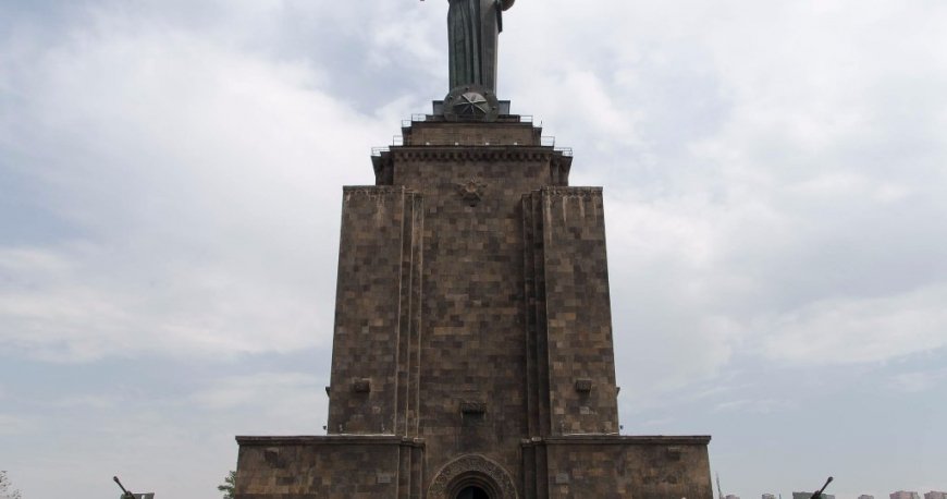 پارک پیروزی و مجسمه مادر