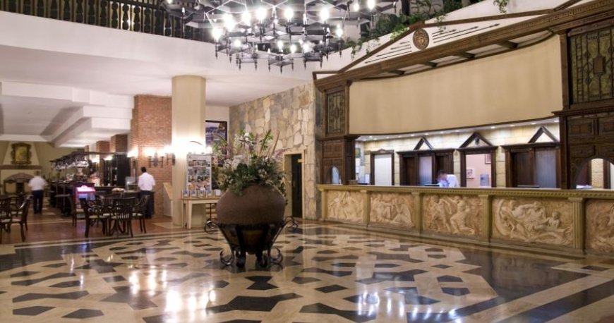 لابی هتل گرند یازیچی کلاب مارماریس لابی هتل گرند یازیچی کلاب مارماریس