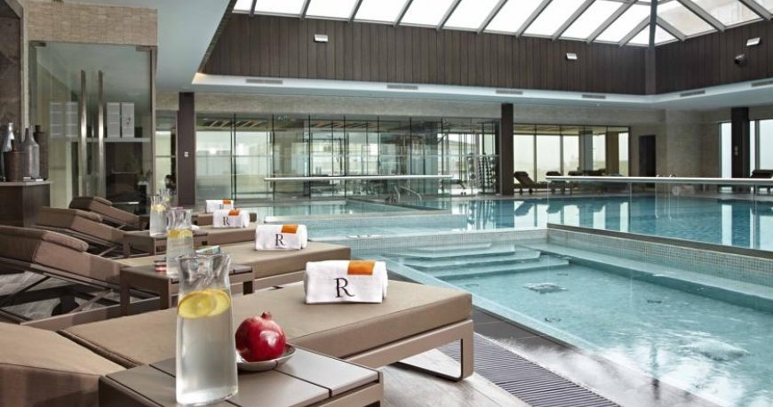 استخر هتل رنسانس