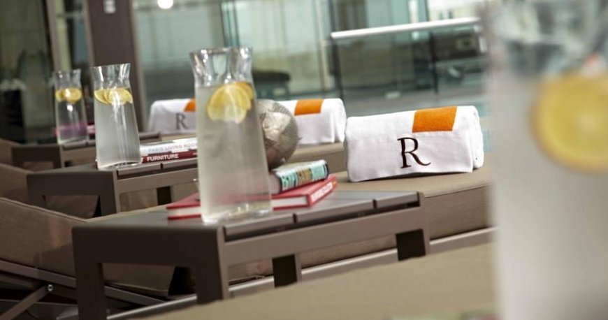 استخر هتل رنسانس