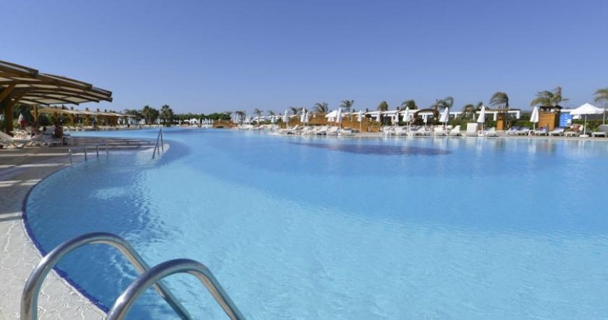 استخر هتل بایا لارا