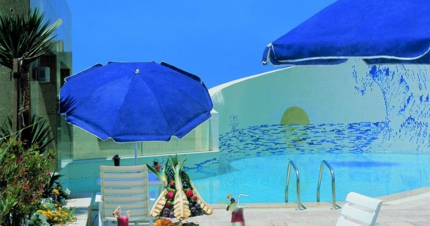 استخر هتل رامادا پلازا رائوش بیروت