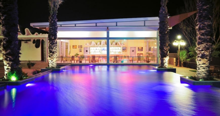 استخر هتل کرسنت بیچ باکو