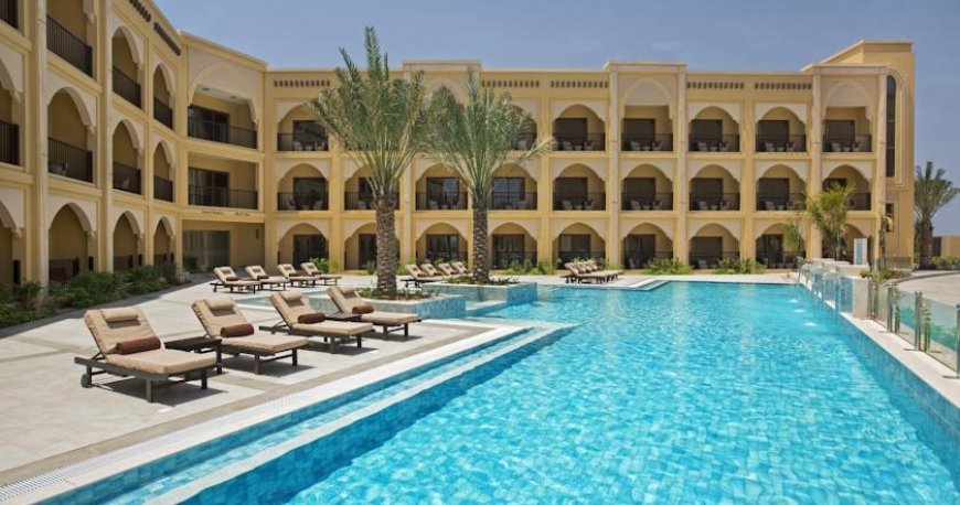 استخر هتل دابل تری بای هیلتون مرجان