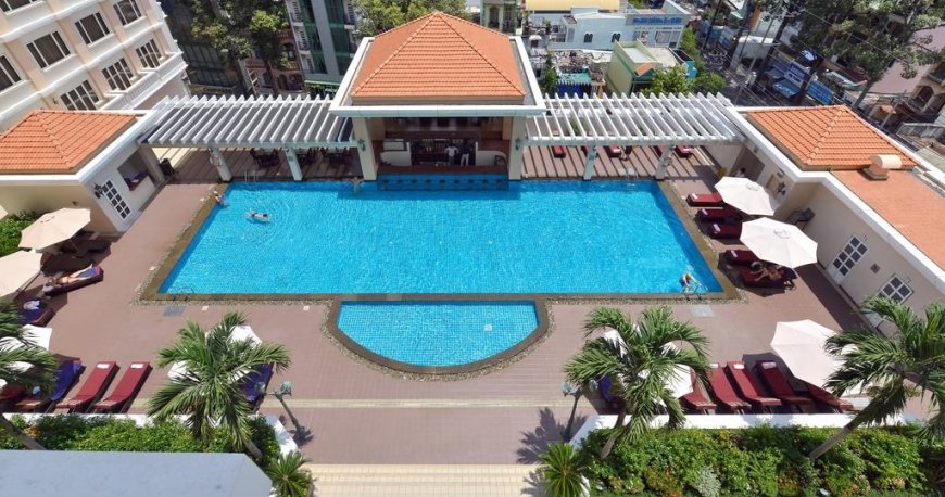 استخر هتل اکواتوریال هوشی مین