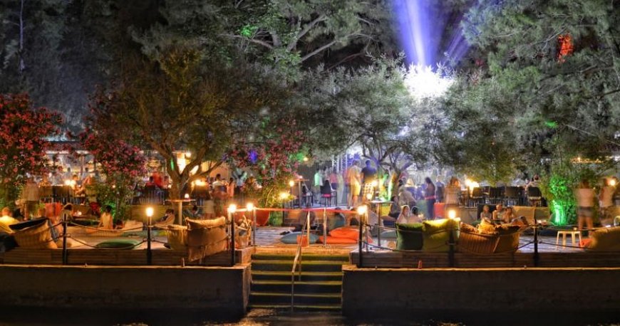 رستوران هتل گرند یازیکی کلاب تربان رستوران هتل گرند یازیکی کلاب تربان