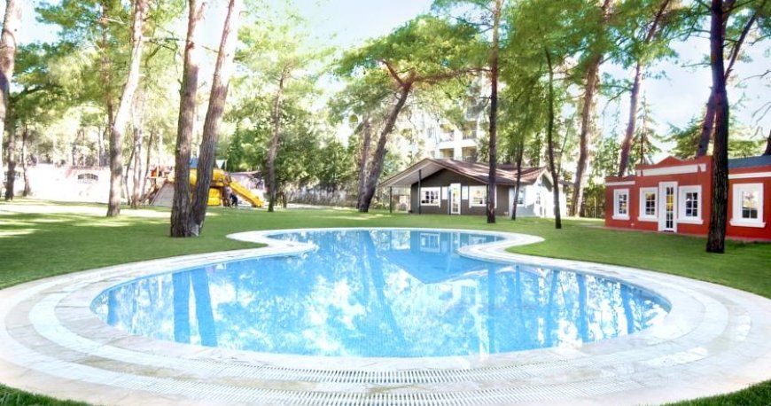 استخر هتل گرند یازیکی کلاب تربان استخر هتل گرند یازیکی کلاب تربان