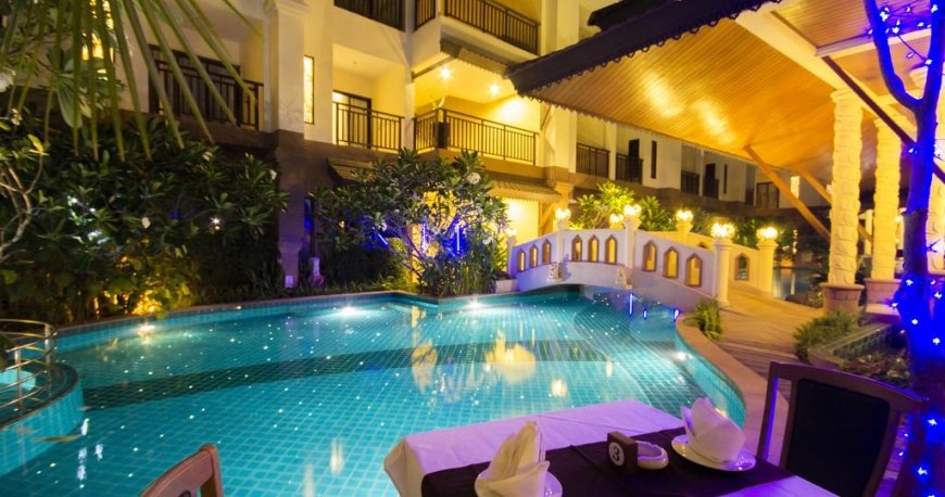 استخر هتل شانایا بیچ ریزورت اند اسپا پوکت