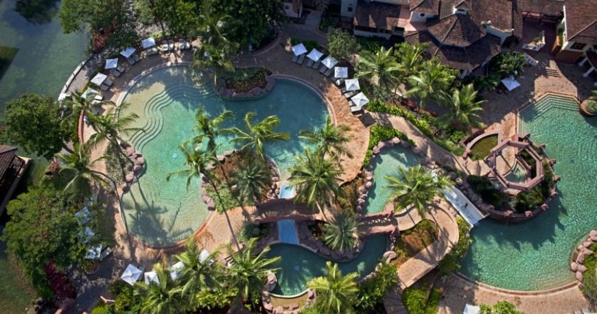 استخر هتل پارک حیات