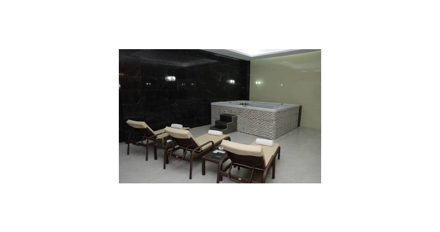 استخر هتل گلدن پالاس تفلیس