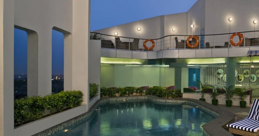 استخر هتل پارک این بای رادیسون