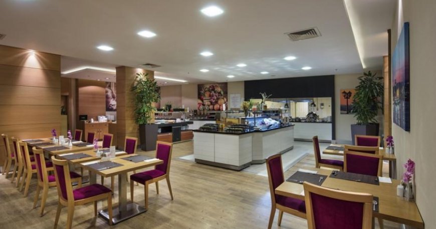 رستوران هتل هیلتون گاردن این گلدن هورن