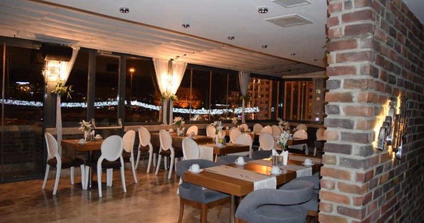 رستوران هتل تکسیم لایف