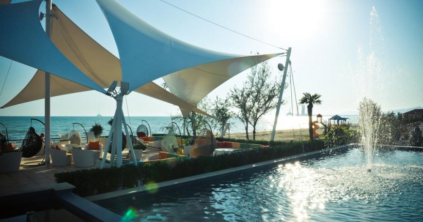 استخر هتل کرسنت بیچ باکو