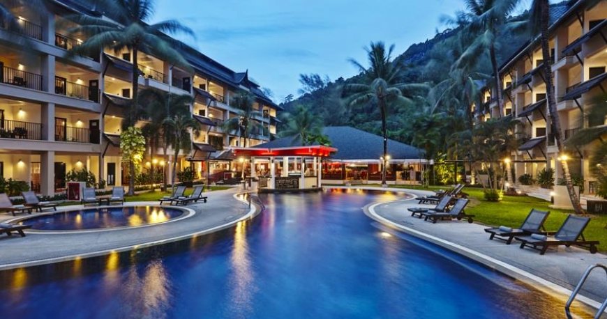 استخر هتل سوئیسوتل ریزورت