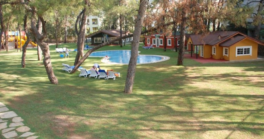 استخر هتل گرند یازیکی کلاب تربان استخر هتل گرند یازیکی کلاب تربان