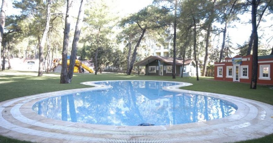 استخر هتل گرند یازیکی کلاب تربان استخر هتل گرند یازیکی کلاب تربان