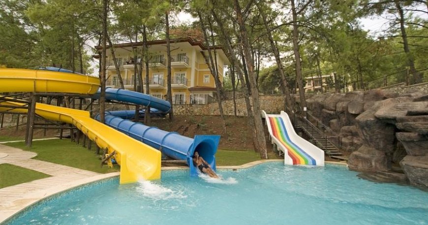 استخر هتل گرند یازیکی کلاب تربان استخر هتل گرند یازیکی کلاب تربان