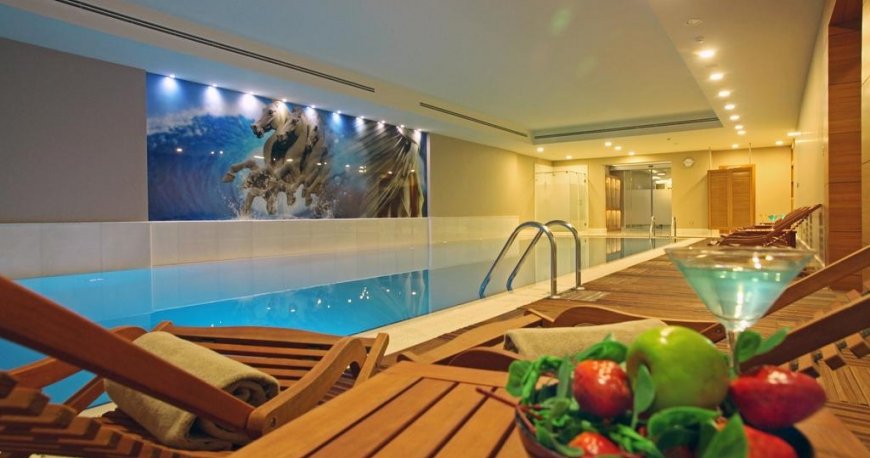 استخر هتل هالیدی این سیسلی استانبول