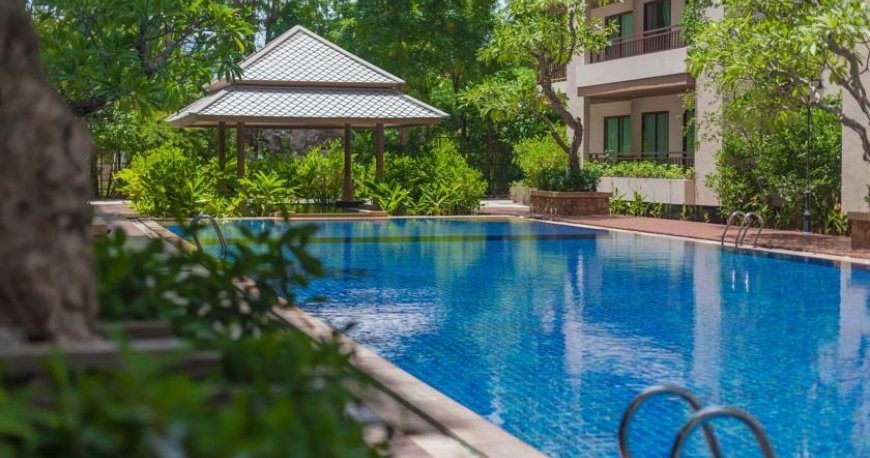 استخر هتل رین ریزورت