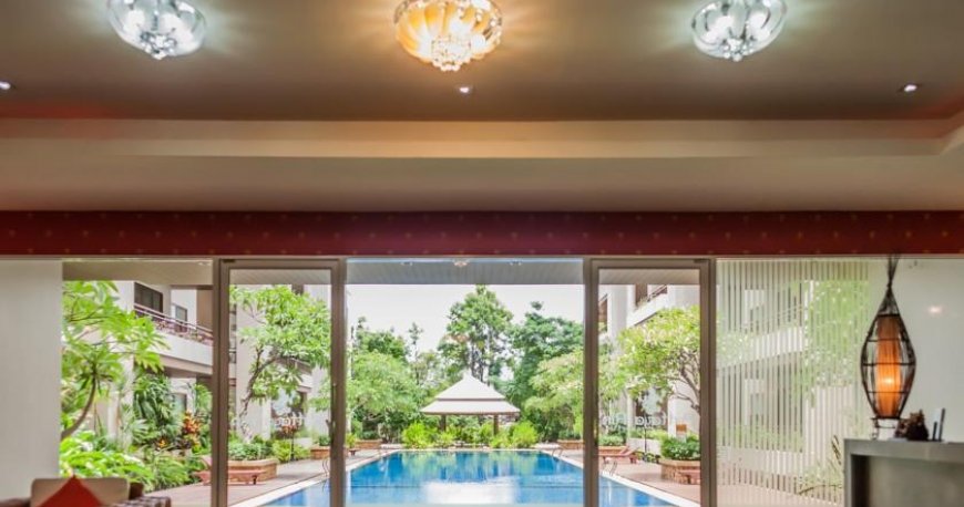 استخر هتل رین ریزورت