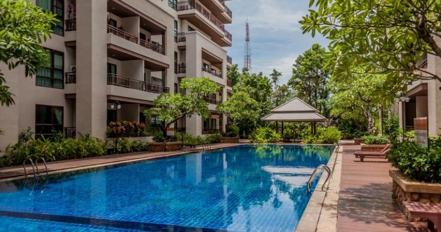 استخر هتل رین ریزورت