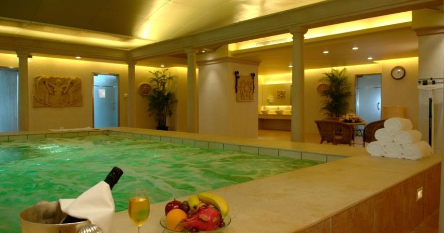 استخر هتل رگال اینترنشنال