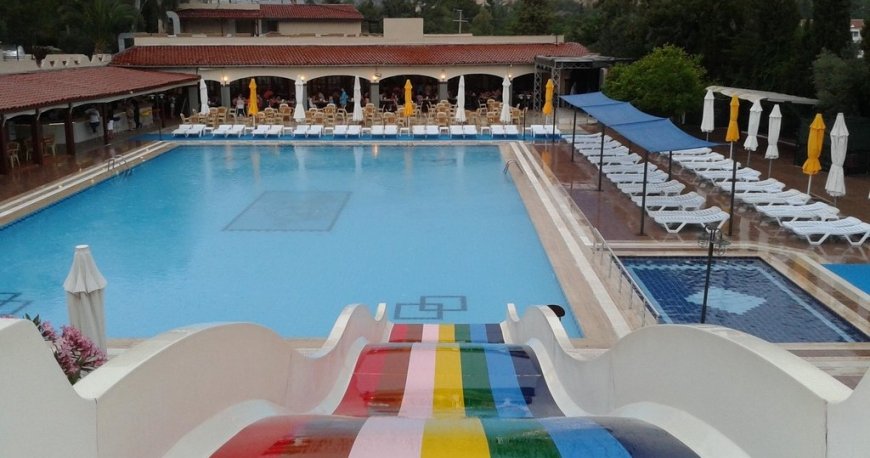 استخر هتل پیگا بیچ ریزورت