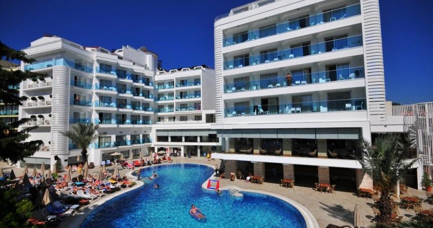 استخر هتل بلو بی پلاتینیوم استخر هتل بلو بی پلاتینیوم