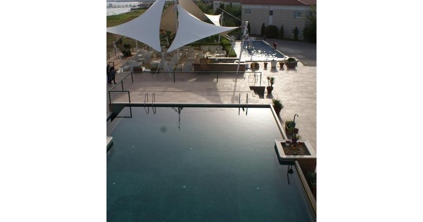 استخر هتل کرسنت بیچ باکو