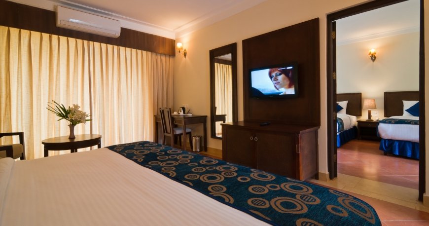 استخر هتل ناگوا گرند