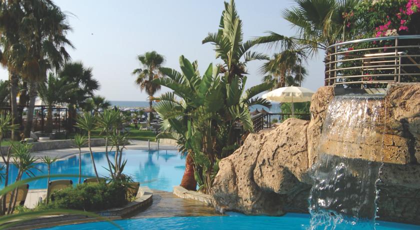 استخر هتل لوردوس بیچ لارناکا