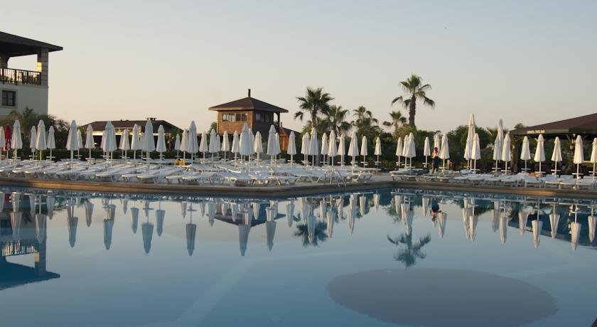 استخر هتل ورا میر ریزورت