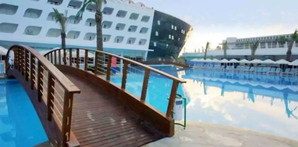 استخر هتل ترنساتلانتیک آنتالیا استخر هتل ترنساتلانتیک آنتالیا