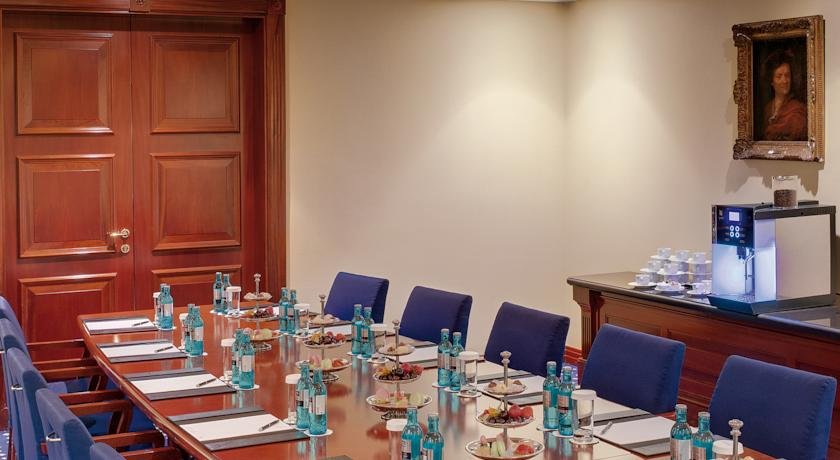 سالن کنفرانس هتل کمپینسکی مویکا سنت پترزبورگ روسیه