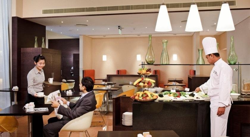 کافی شاپ هتل ایبیس الرقه دبی امارات متحده ی عربی