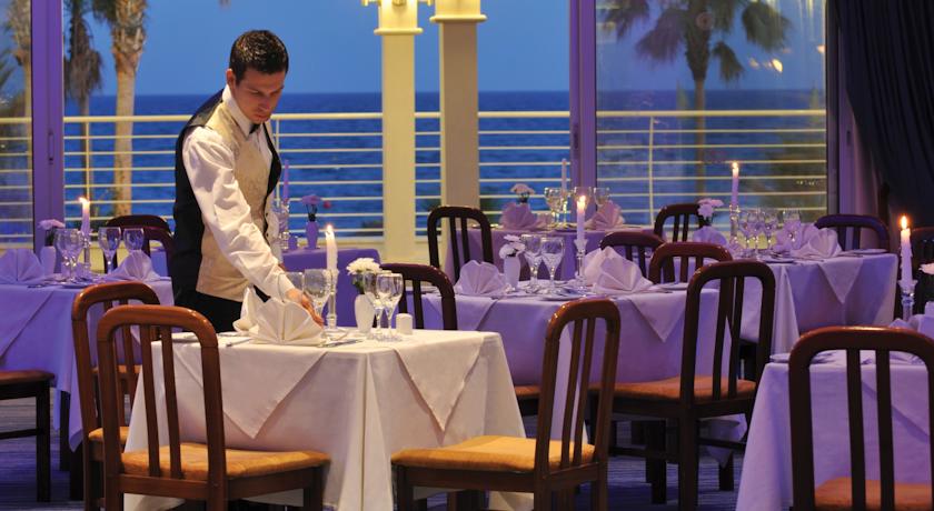 رستوران هتل لوردوس بیچ لارناکا