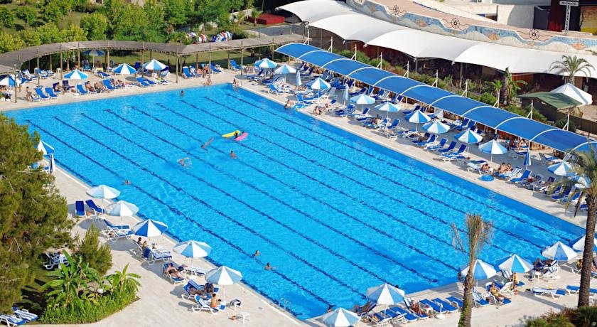 استخر هتل تایتانیک لارا آنتالیا