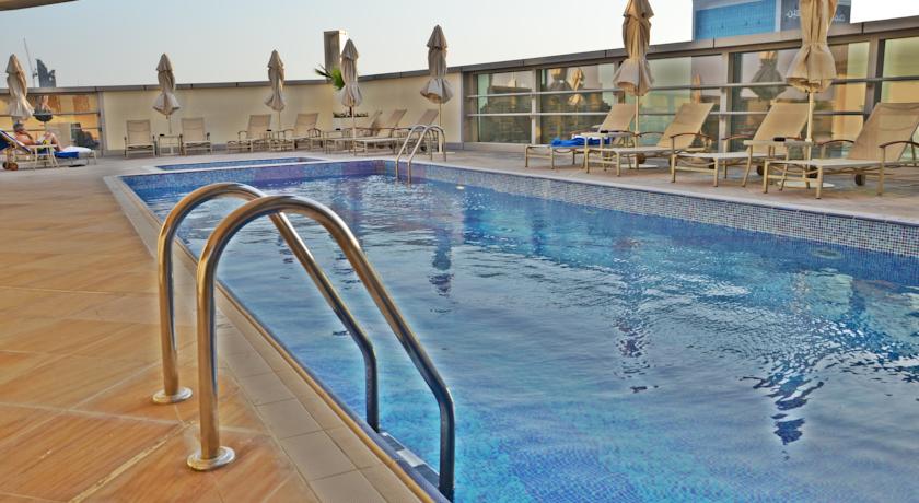 استخر هتل وارویک دبی