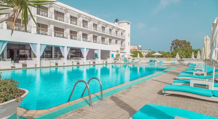 استخر هتل اس ولتوس لارناکا