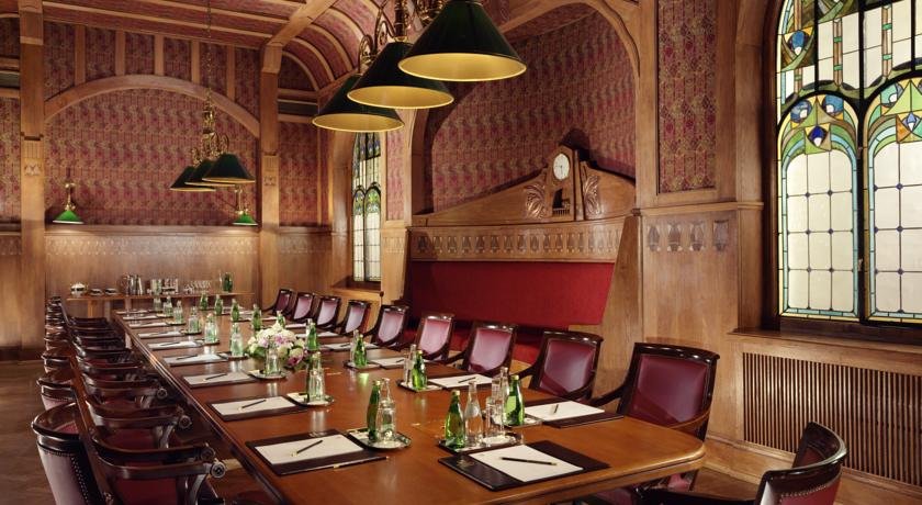 سالن کنفرانس هتل بلموند گرند سنت پترزبورگ