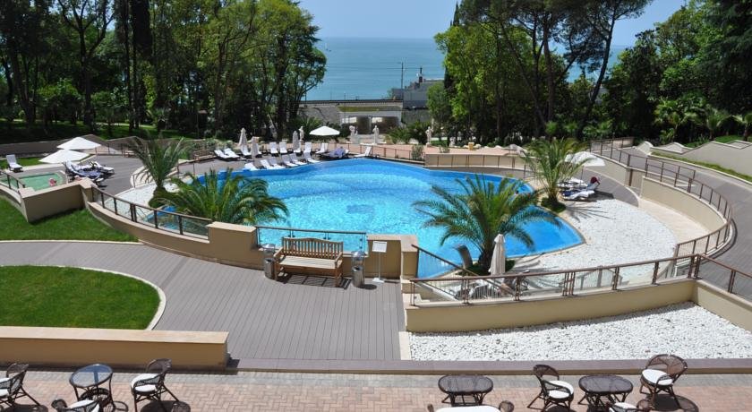 استخر هتل سوئیستل کاملیا سوچی