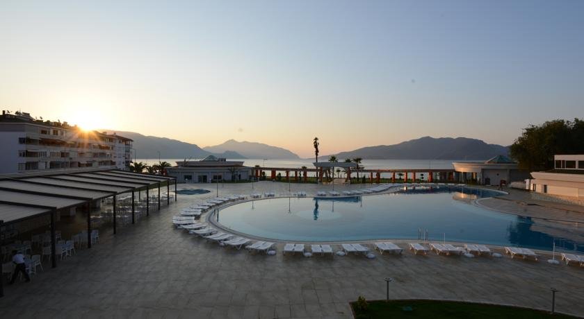 استخر هتل گرین نیچر دیاموند