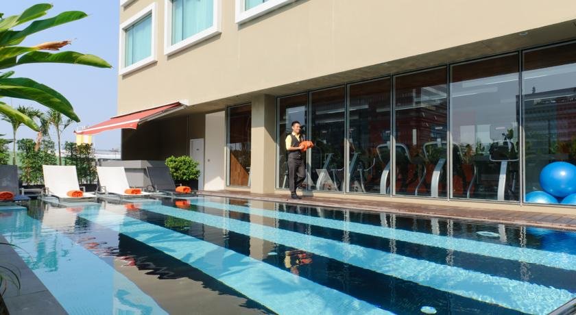 استخر هتل نووتل سیلوم بانکوک